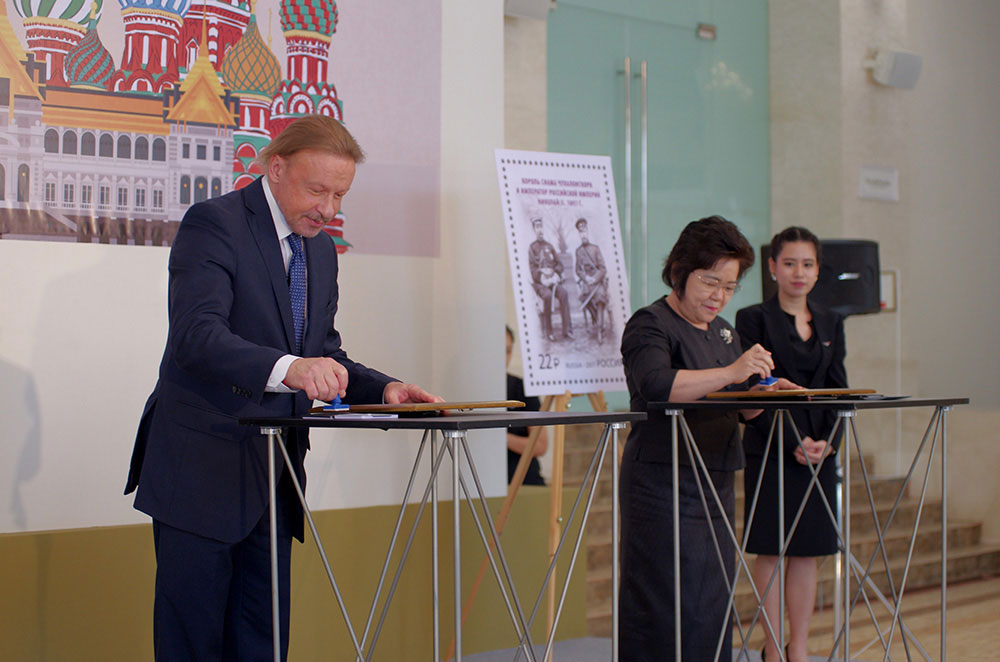 Кульминационный момент церемонии - гашение подарочного коллекционного издания. Фото Посольства России в Таиланде